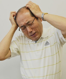 <桐谷さん画像>頭を抱えて悩む、株主優待で話題の桐谷さんこと桐谷広人氏。有名な格言について、自身のエピソードを交えて解説。
