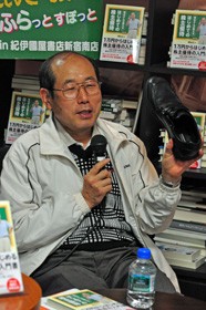 株主優待で手に入れたという、最近お気に入りのウォーキングシューズを紹介する桐谷さんの画像