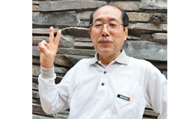 【画像】「これで安心」とピースサインをする桐谷広人さん