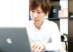 画像/無料英会話サイトで勉強しているイメージ