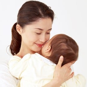 【画像】赤ちゃんを抱くママ
