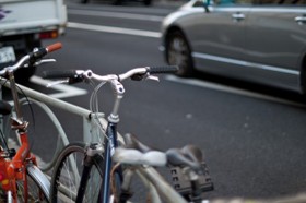 【画像】路上の自転車と自動車