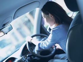 【画像】車を運転する女性
