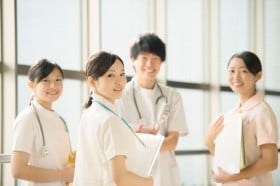 看護師の初任給はいくら？1年目の手取りや平均年収など新卒の給...